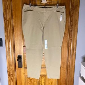 NWT Size 18 Old Navy Mid Rise Pixie Ankle length